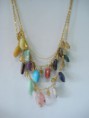Colar dourado com pedras coloridas