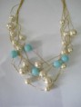 Colar dourado com pérolas